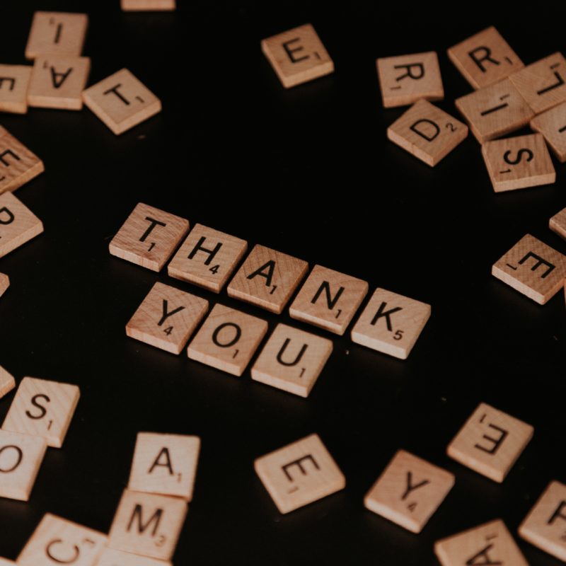 Das Wort "Thank you" in Scrabble Buchstaben gelegt